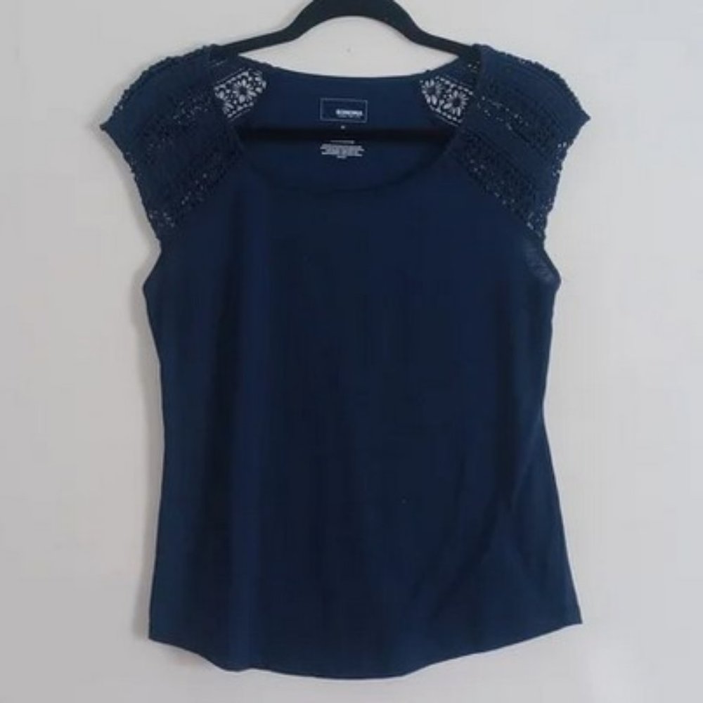 Sleeveless navy blue shirt with crocheted details size small